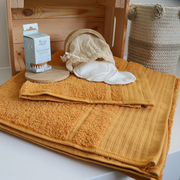 Set de toallas (tocador y ducha) + Cepillo facial+ Discos desmaquiladores + Cesta de regalo (QUEDA SÓLO 1))